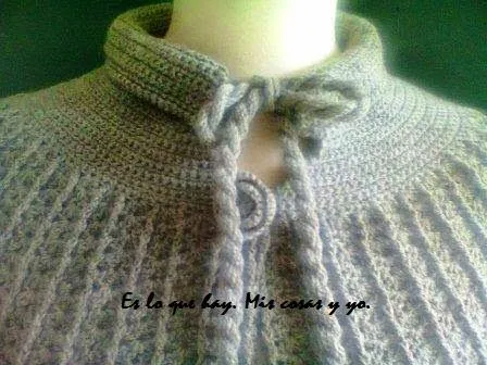 Es lo que hay. Mis cosas y yo.: Capa corta con cuello tejida a ... Es lo que hay. Mis cosas y yo.: Capa corta con cuello tejida a ...