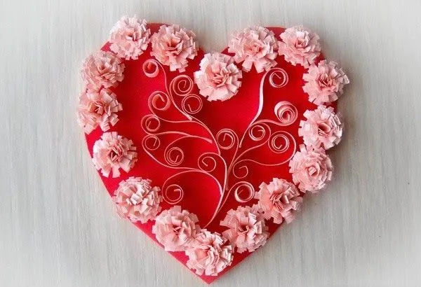 Haz unos corazones con flores de papel ~ Solountip.com Haz unos corazones con flores de papel ~ Solountip.com