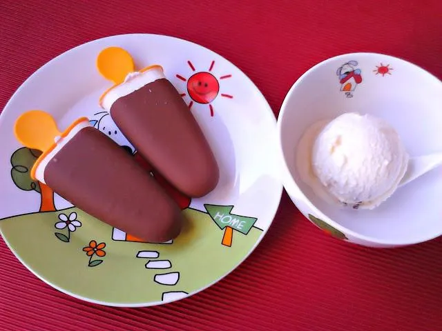 Helado de nata con nueces y heladitos de nata con cobertura de ... Helado de nata con nueces y heladitos de nata con cobertura de ...