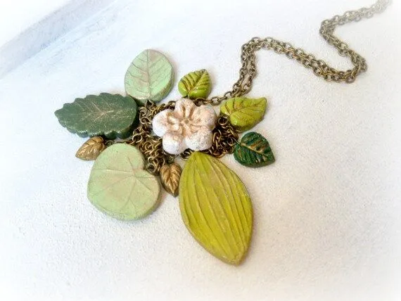 Herbario verde collar porcelana fria hojas flor cerezo por GBILOBA Herbario verde collar porcelana fria hojas flor cerezo por GBILOBA
