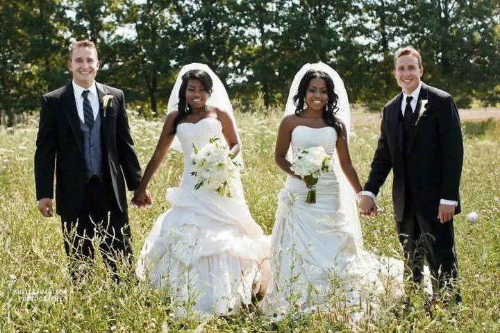 Dos hermanos gemelos se casan con dos hermanas gemelas - Weird world