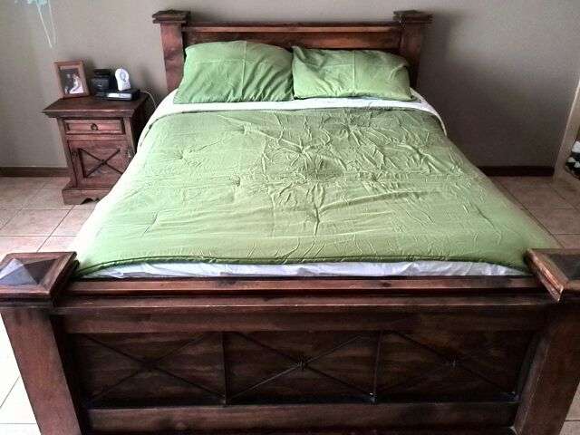 Hermosa cama matrimonial de rustica de madera y hierro forjado ...