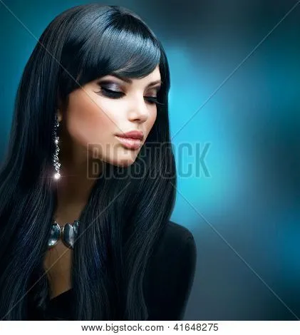 Hermosa chica morena. Cabello sano largo y maquillaje de ...