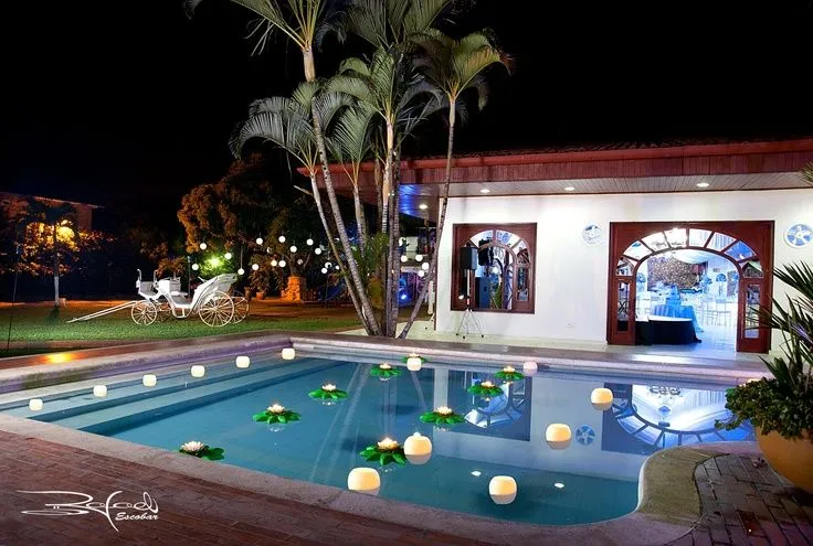 Hermosa decoración de piscina con Pantallas Flotantes Velaroma en ... Hermosa decoración de piscina con Pantallas Flotantes Velaroma en ...