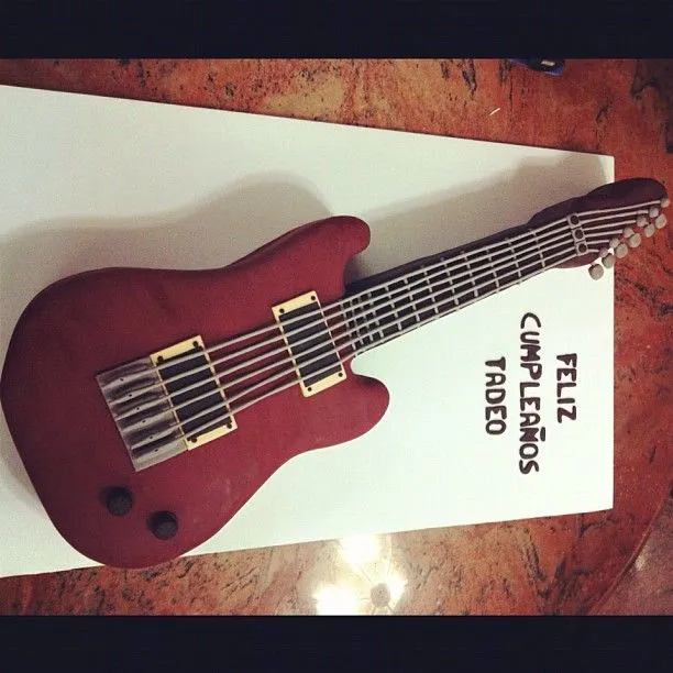Hermosa torta en forma de Guitarra!!! #yummy #guitarra#cake ...