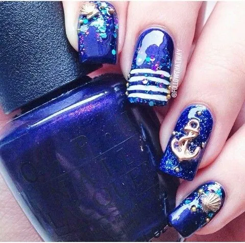 Hermosas uñas Navy pero en tono azul rey y sus estoperoles dorados ...