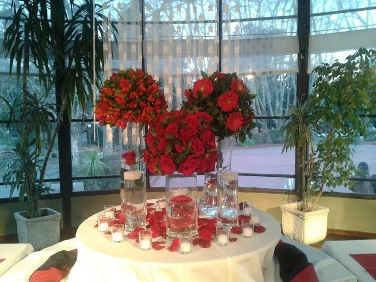 Hermoso decorado de Salón para Fiesta de 15 años en tonos de rojo ...