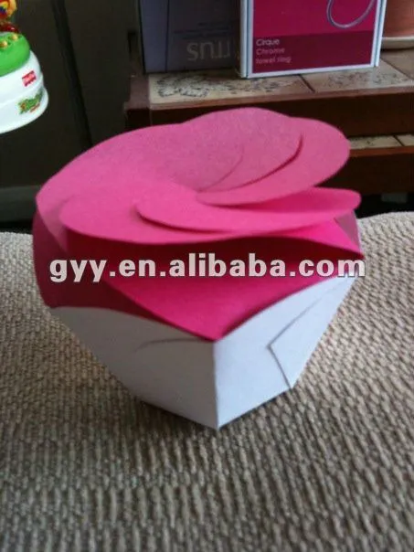Hexagonal caja de pastel de la se levantó rojo de la flor de la ... Hexagonal caja de pastel de la se levantó rojo de la flor de la ...