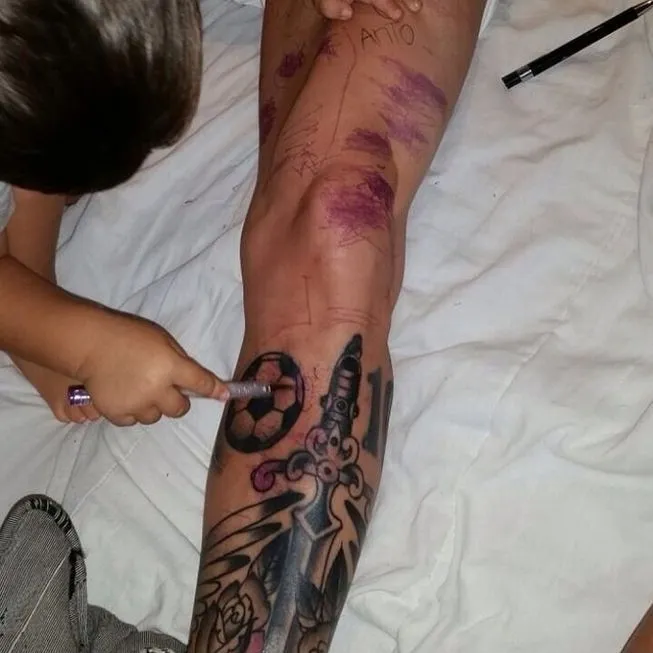 El hijo de Leo Messi le "pinta" un tatuaje en la pierna de oro ...