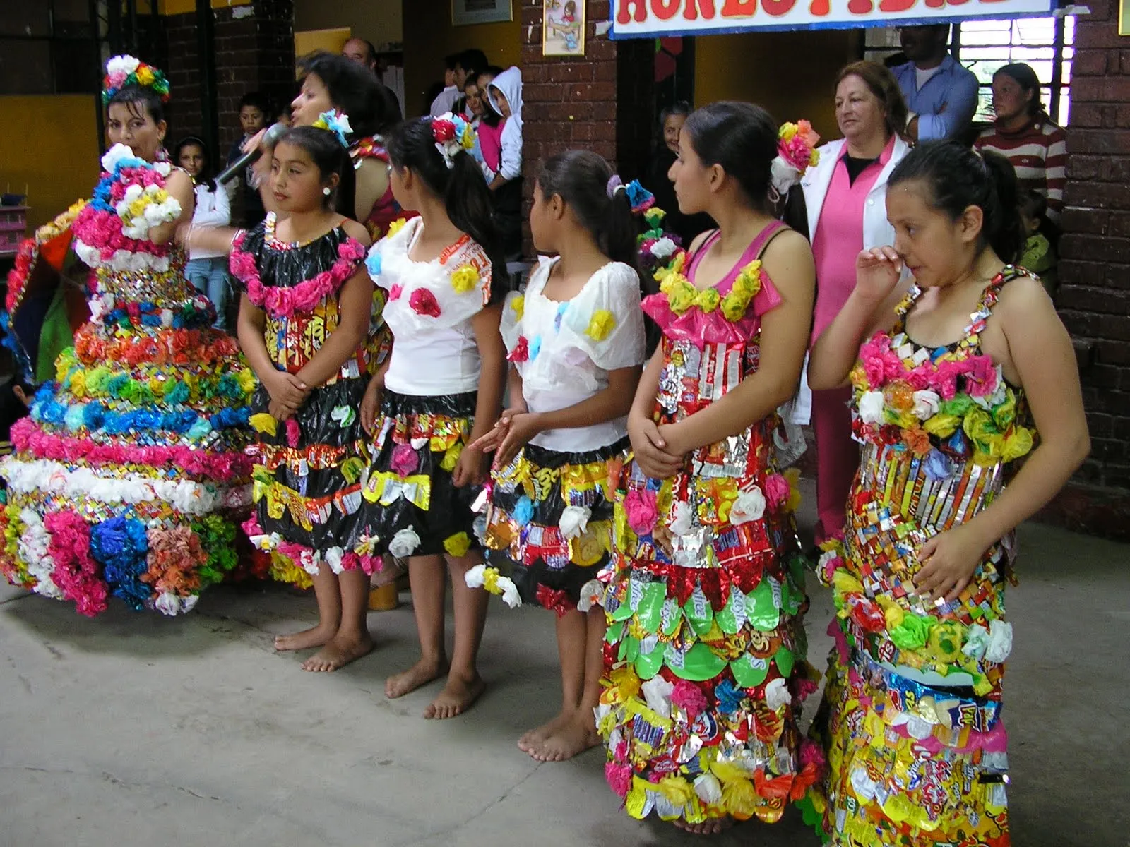 HIJOS DE ESCUELA: TRAJE ECOLOGICO