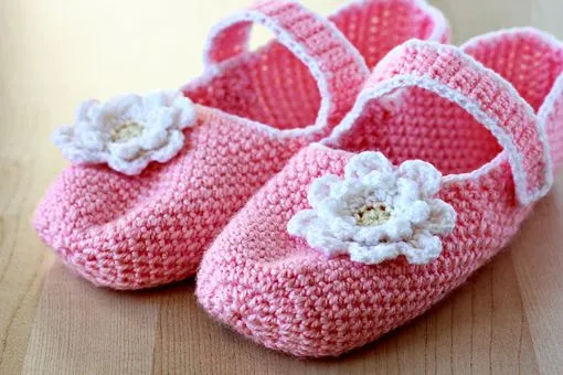 Entre Hilos y Puntadas: Cómo hacer simples zapatillas de ganchillo Entre Hilos y Puntadas: Cómo hacer simples zapatillas de ganchillo