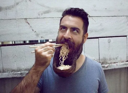 Hipster con la barba tan larga que les sirve de cuenco para los ... Hipster con la barba tan larga que les sirve de cuenco para los ...