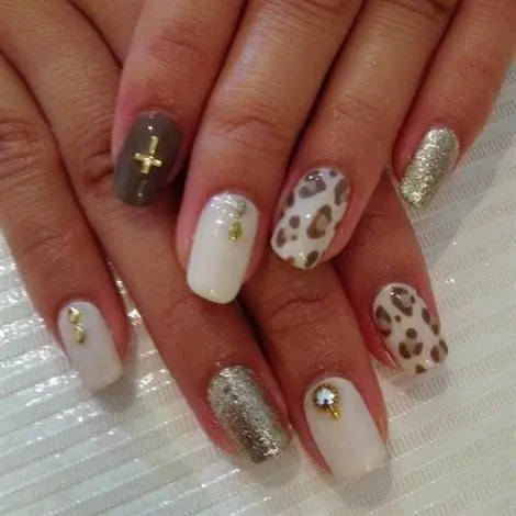 Hola!Aca les dejo una album con uñas decoradas con piedras de ...