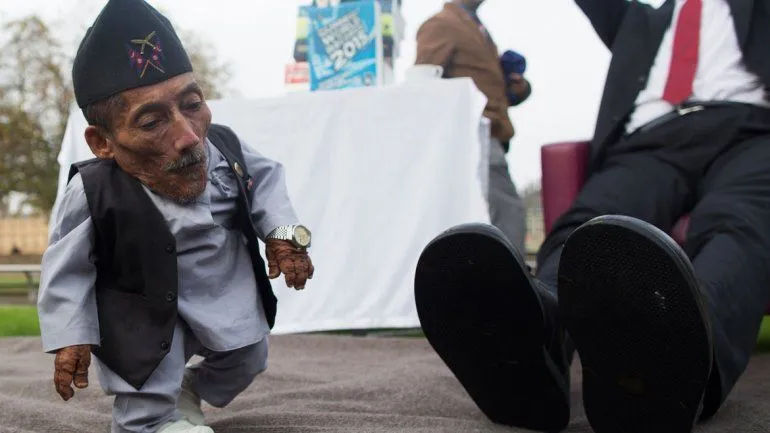 El hombre más alto del mundo y el más bajo toman té en Londres ... El hombre más alto del mundo y el más bajo toman té en Londres ...