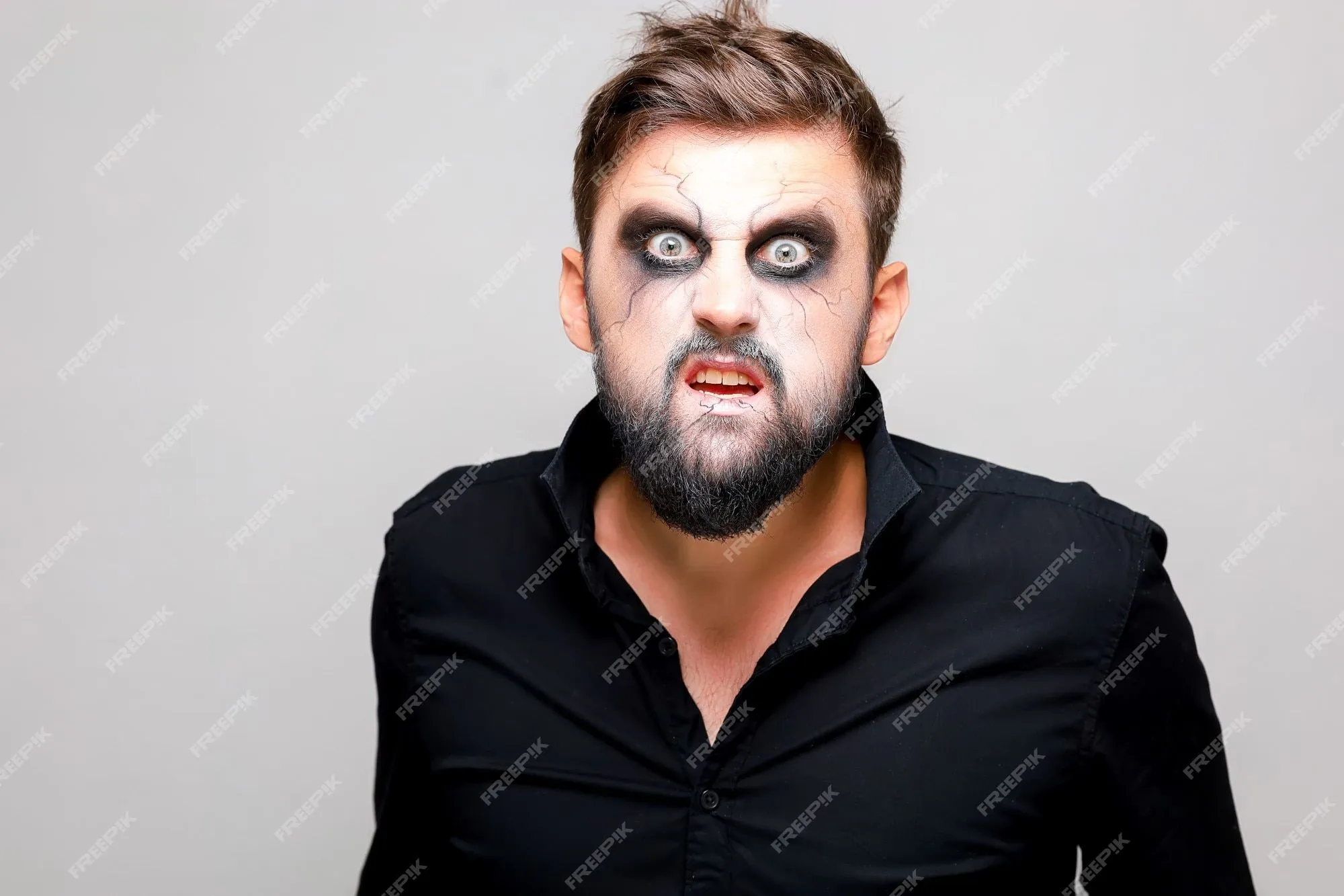 Un hombre con barba y maquillaje al estilo de los muertos vivientes en halloween abrió la boca y muestra los dientes | Foto Premium Un hombre con barba y maquillaje al estilo de los muertos vivientes en halloween abrió la boca y muestra los dientes | Foto Premium