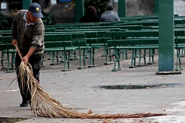 Hombre barriendo | Flickr - Photo Sharing!