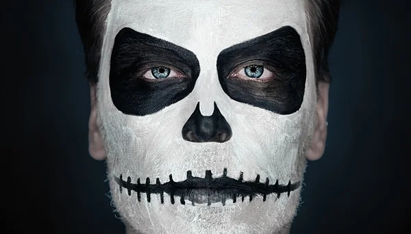 Retrato de hombre con maquillaje de calavera de Halloween — Foto ... Retrato de hombre con maquillaje de calavera de Halloween — Foto ...