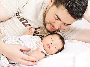como el “hombre embarazado”, muestra a su niña recién nacida ... como el “hombre embarazado”, muestra a su niña recién nacida ...