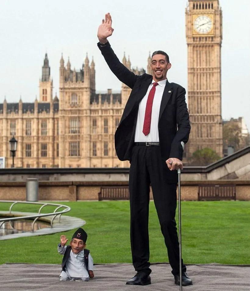 El hombre más grande del mundo se hace amigo del hombre más ... El hombre más grande del mundo se hace amigo del hombre más ...
