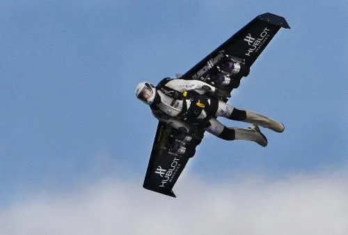 El hombre pájaro. ¿O será el hombre avión? | RadioContempo Magazine El hombre pájaro. ¿O será el hombre avión? | RadioContempo Magazine