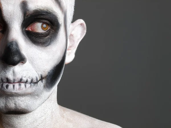 Hombre de rostro pintado con una calavera 4 — Foto stock ...