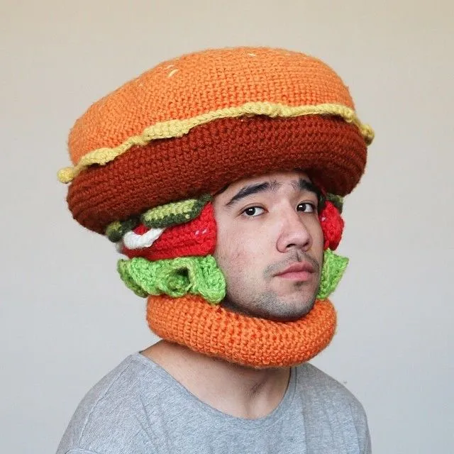 Este hombre teje divertidos gorros de ganchillo en forma de comida ...