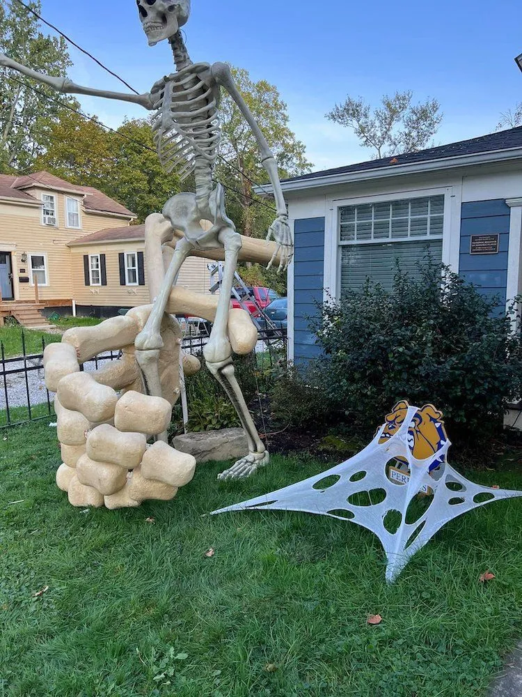 Hombre transforma su casa para Halloween con un esqueleto gigante Hombre transforma su casa para Halloween con un esqueleto gigante