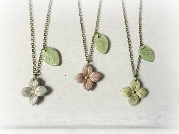 Hortensia collar porcelana fria flores y hojas verde por GBILOBA Hortensia collar porcelana fria flores y hojas verde por GBILOBA