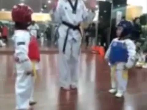 Gifs de bebés peleando - Imagui
