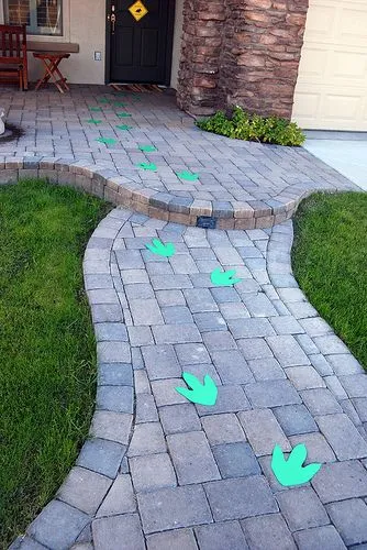 corta huellas de dinosaurios para indicar la entrada a la celebracion corta huellas de dinosaurios para indicar la entrada a la celebracion