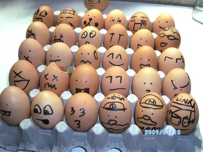 Huevos con caritas de bebé - Imagui