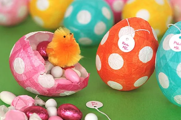 Cómo hacer huevos de Pascua de papel maché