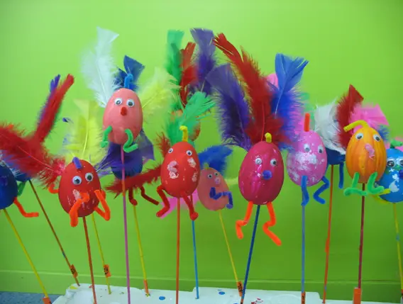 Huevos de Pascua con Plumas | Manualidades Infantiles Huevos de Pascua con Plumas | Manualidades Infantiles
