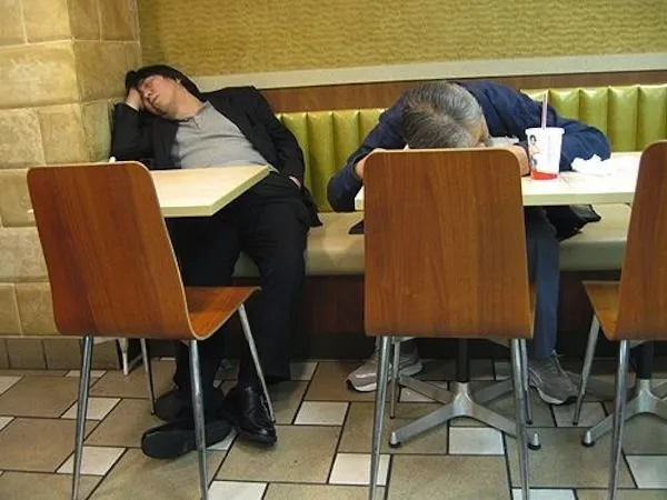 Humor Gráfico: Personas durmiendo en el lugar menos indicado ... Humor Gráfico: Personas durmiendo en el lugar menos indicado ...