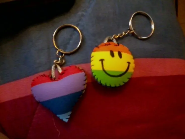 Íconos de felicidad :) Como todos nuestros llaveros, hechos de ... Íconos de felicidad :) Como todos nuestros llaveros, hechos de ...