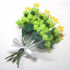 No se qué idea es mejor? Un sapo de peluche o sapos de fomi en el ...