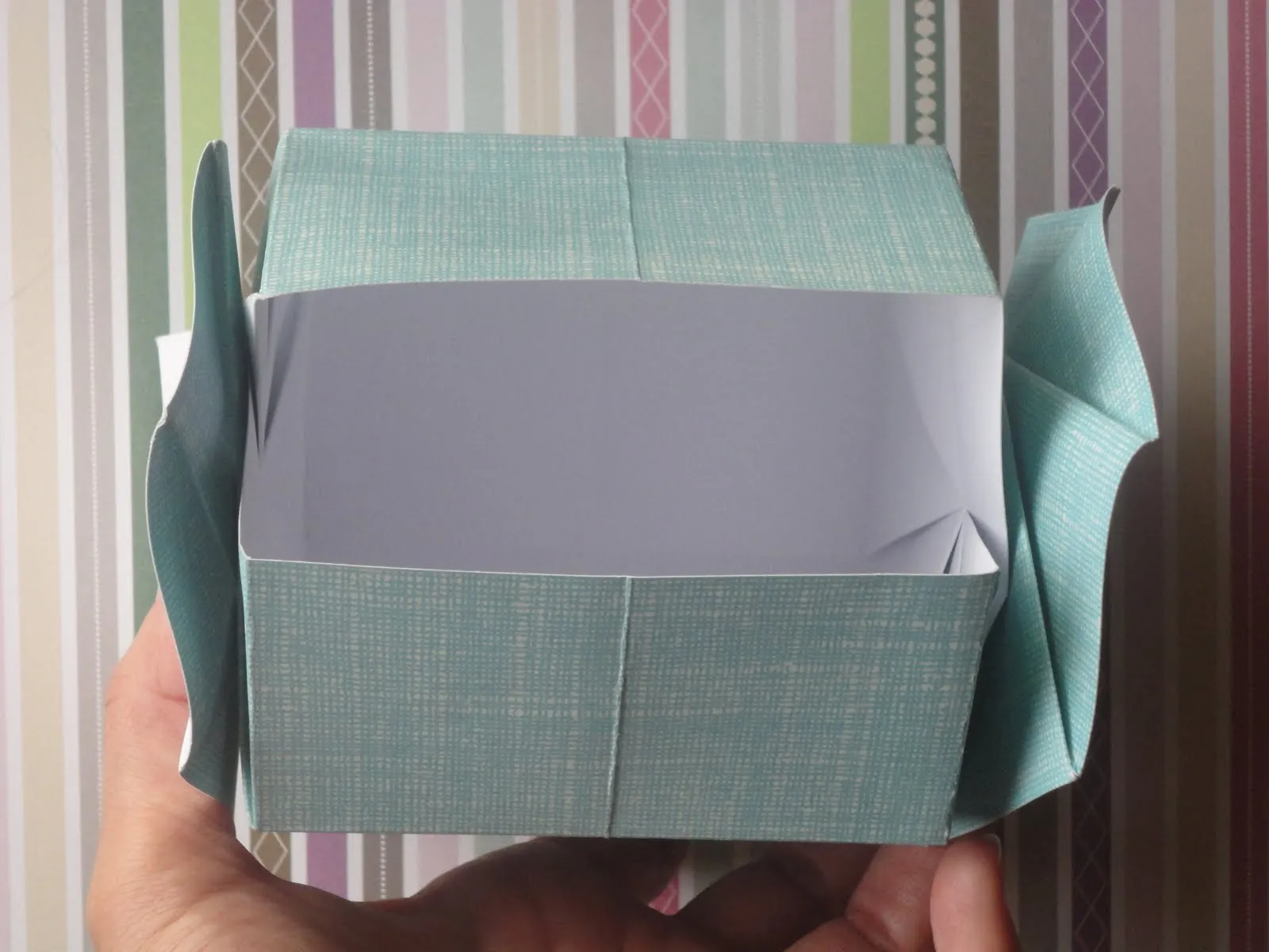 Idea para sorpresas de cumpleaños: caja en forma de caramelo ... Idea para sorpresas de cumpleaños: caja en forma de caramelo ...