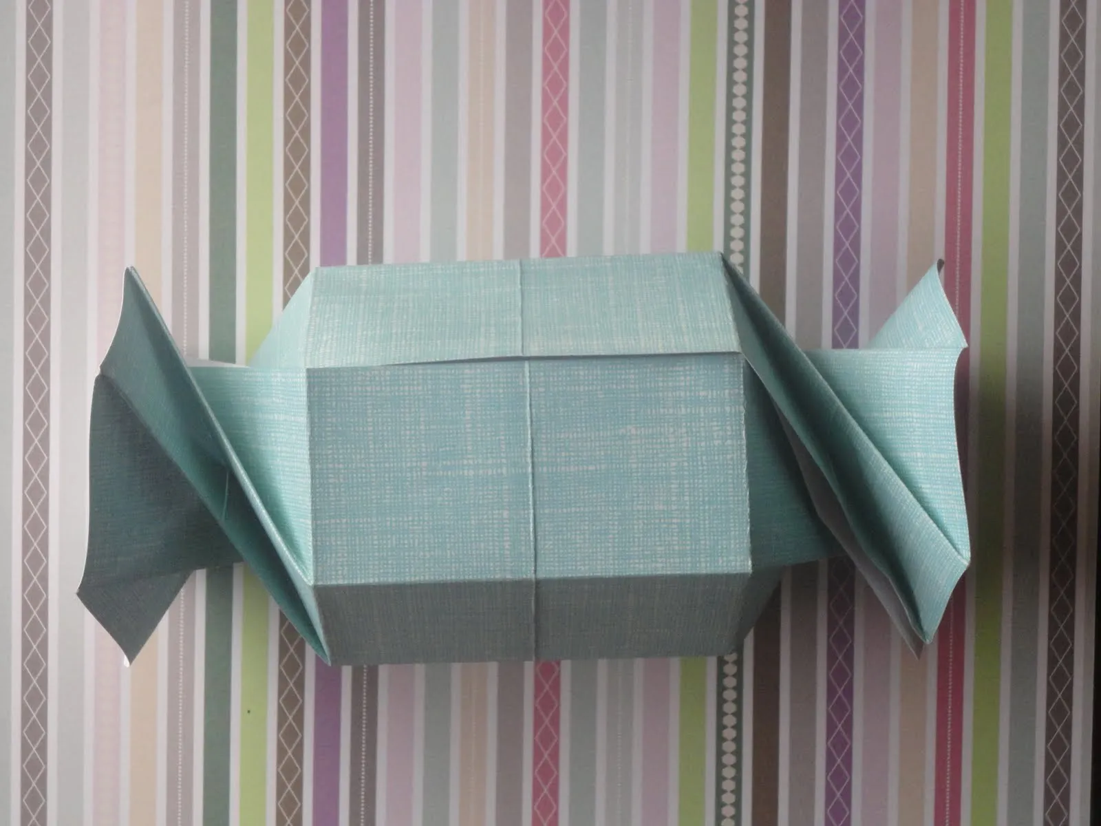 Idea para sorpresas de cumpleaños: caja en forma de caramelo ... Idea para sorpresas de cumpleaños: caja en forma de caramelo ...