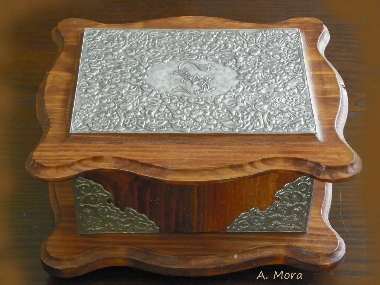 Ideas Creativas Alyss *: Caja Repujada en Estaño Adornada con Inicial