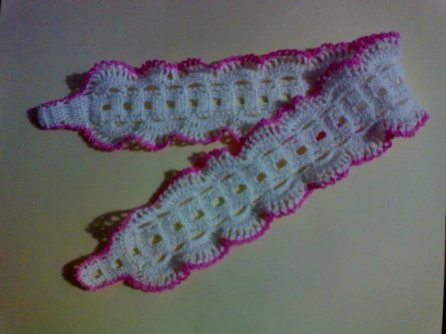 Ideas en Crochet: Diadema tejida en blanco con orilla rosa