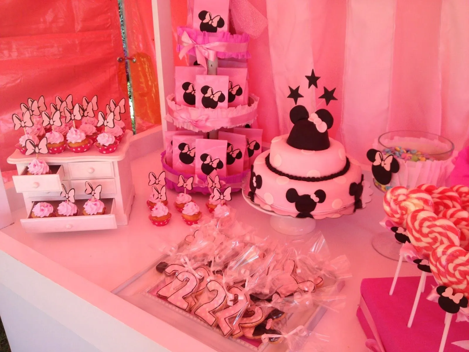 Ideas Etc: Mesa rosa de Minnie Mouse Ideas Etc: Mesa rosa de Minnie Mouse