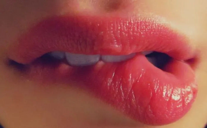 Ideas Sin Procesar - …y en ese exacto momento mordio sus labios y... Ideas Sin Procesar - …y en ese exacto momento mordio sus labios y...