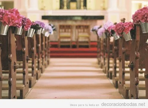 Idea sencilla y económica para decorar el camino hasta el altar en ... Idea sencilla y económica para decorar el camino hasta el altar en ...