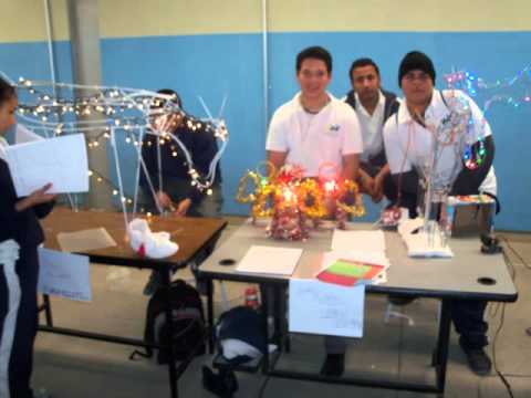 II muestra de figuras navideñas con material reciclado - YouTube