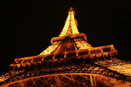 Por qué es ilegal sacar fotos de la Torre Eiffel por la noche ...