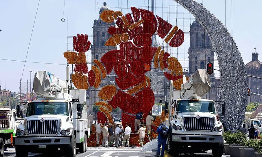 Iluminan el Zócalo para conmemorar 500 años de Resistencia Indígena | Video | Aristegui Noticias Iluminan el Zócalo para conmemorar 500 años de Resistencia Indígena | Video | Aristegui Noticias