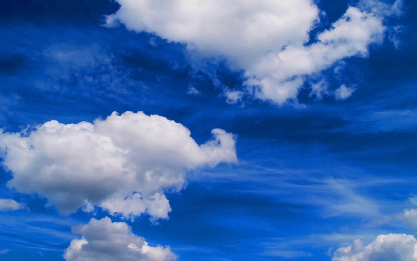 Imagem de Fundo - Nuvens brancas em céu azul