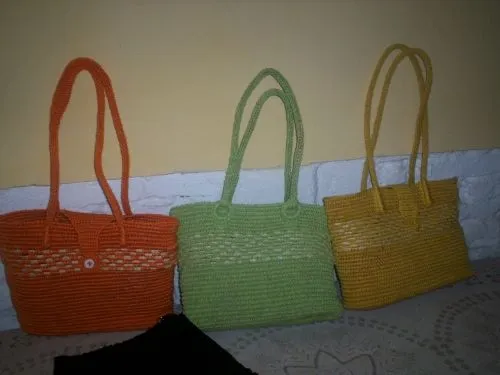Imagen 3 bolsos tejidos de la misma forma con relleno de hilo ... Imagen 3 bolsos tejidos de la misma forma con relleno de hilo ...