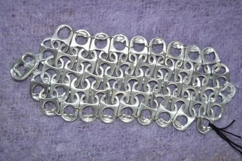Imagen Brazalete de anillas de latas de refrescos - grupos ... Imagen Brazalete de anillas de latas de refrescos - grupos ...