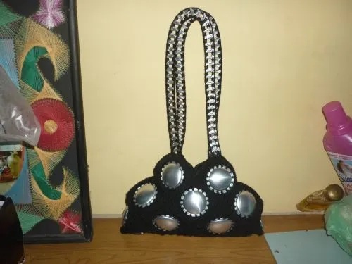 Imagen cartera con fondos de latas de cervesas y anillas tejidas ... Imagen cartera con fondos de latas de cervesas y anillas tejidas ...